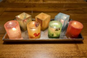 Bunte Kerzenhalter aus Epoxidharz – Bild 3