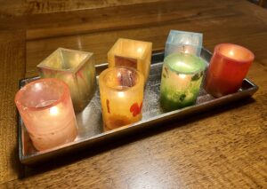 Bunte Kerzenhalter aus Epoxidharz